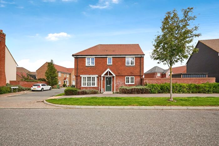 3 Bedroom Link Detached House For Sale In Pipin Crescent, Ashford, TN25