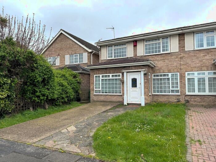 3 Bedroom Semi-Detached House To Rent In Saltram Road, Farnborough, GU14