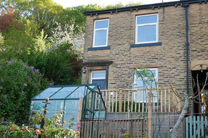 3 Bedroom End Of Terrace House To Rent In Bankfield Terrace, Armitage Bridge, Huddersfield, West Yorkshire, HD4