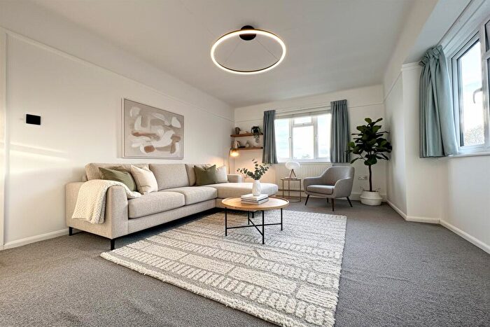 2 Bedroom Flat For Sale In Lower Parkstone, BH14