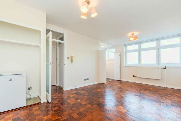 Studio To Rent In Carlton Drive, Putney, London SW15