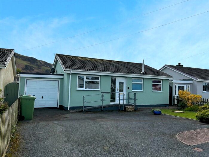 2 Bedroom Bungalow For Sale In Heol Rowen, Fairbourne, Gwynedd, LL38