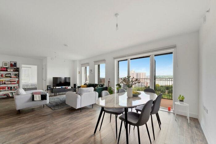 3 Bedroom Apartment To Rent In Millet Place, Pontoon Dock London, E16