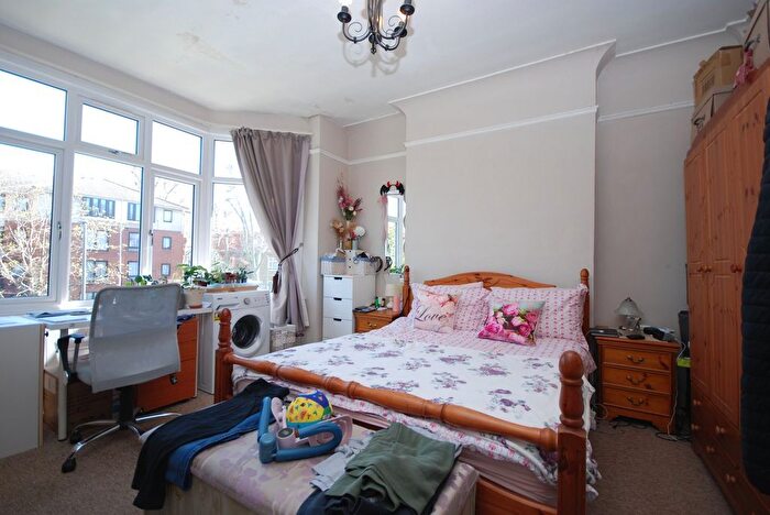 3 Bedroom Flat To Rent In Thrale Road, Furzedown, SW16