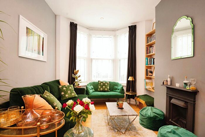 2 Bedroom House To Rent In Hunter Street, Caerdydd, CF10