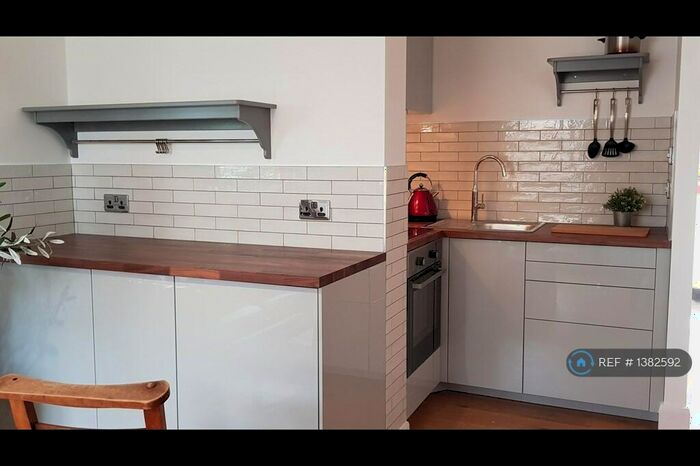 2 Bedroom Flat To Rent In Coombe House, London, N7