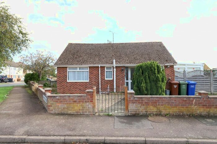 2 Bedroom Bungalow To Rent In Elmscote Road, Banbury, Oxfordshire, OX16