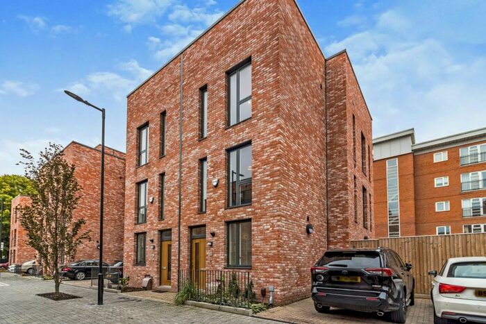 4 Bedroom House To Rent In Sterling Avenue, Salford, Greater Manchester, M3