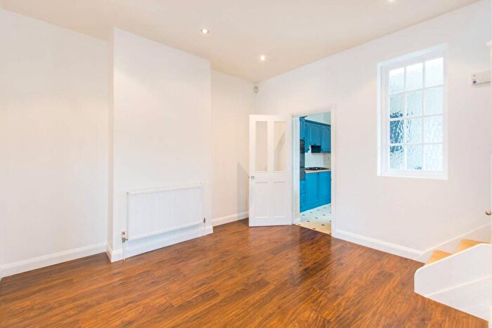 2 Bedroom Cottage To Rent In East End Road, East Finchley, London, N2