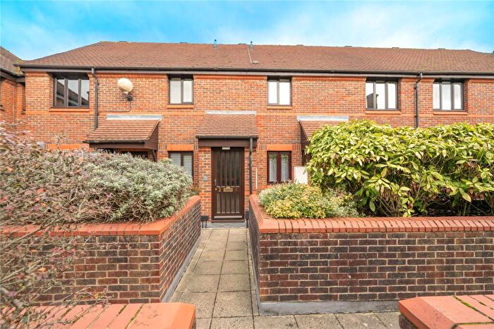 1 Bedroom Flat To Rent In Art School Yard, St. Albans, Hertfordshire, AL1