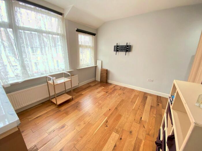Studio To Rent In Winchester Road, London, N9