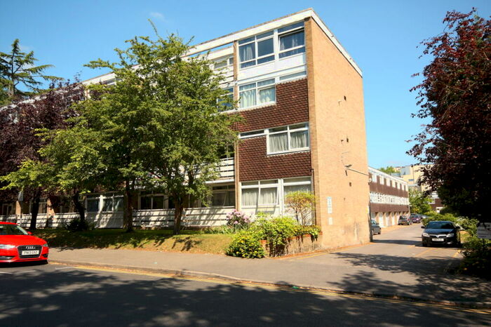 2 Bedroom Flat To Rent In Hill View Court, Woking, GU22