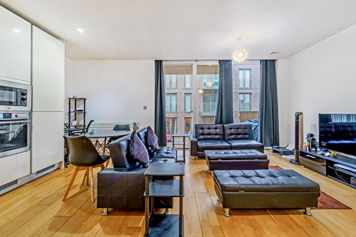 1 Bedroom Flat For Sale In Halyards Court, Brentford, TW8