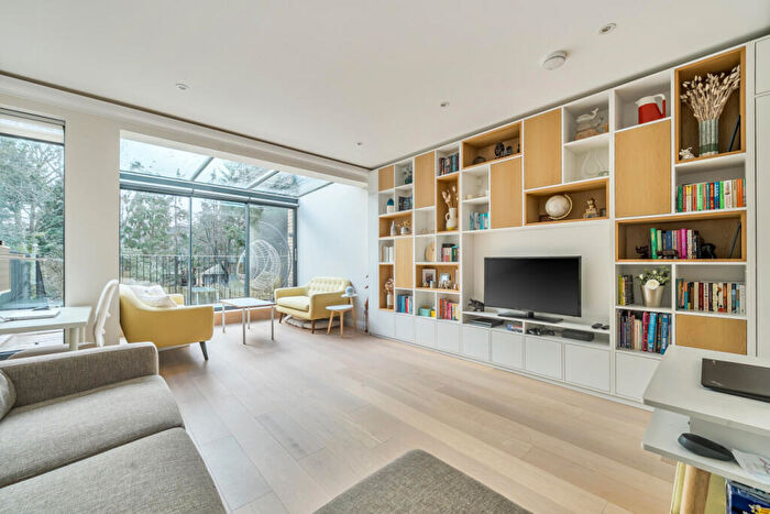 3 Bedroom Flat For Sale In Woodchurch Road, South Hampstead, London, NW6