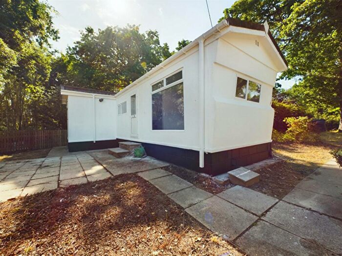 2 Bedroom Mobile Home For Sale In Garston Park, Tilehurst, Reading, RG31