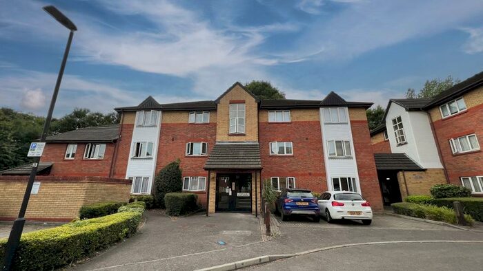 2 Bedroom Flat To Rent In Denmark Road, Carshalton, Surrey, SM5
