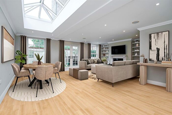 4 Bedroom Property To Rent In Sadlers Gate Mews, Commondale, London, SW15