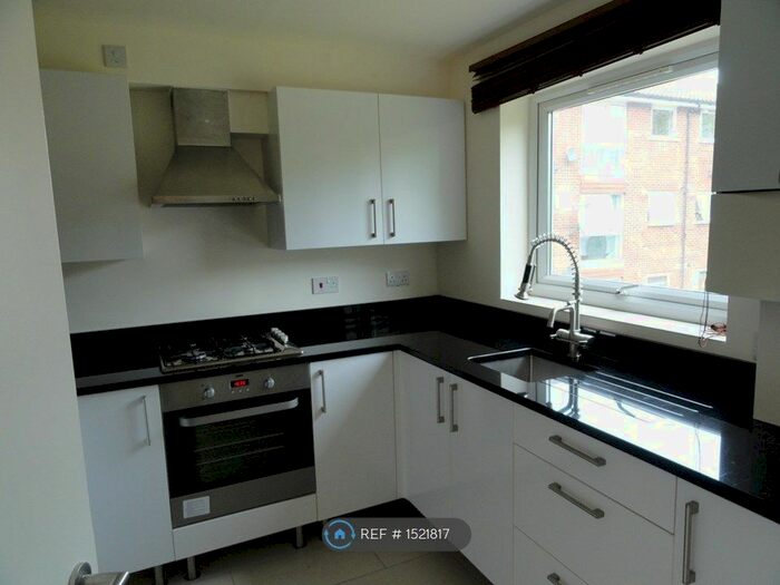 Studio To Rent In Larch Close, London, N11