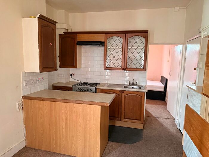 1 Bedroom Flat To Rent In Flat, Grove Road, B11