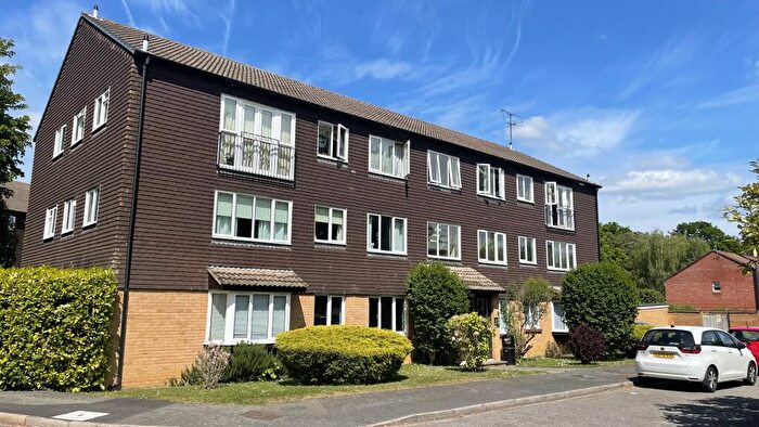 2 Bedroom Flat To Rent In Hallington Close, Woking, GU21