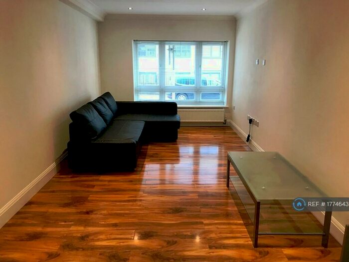 1 Bedroom Flat To Rent In Stoke Gardens, Slough, SL1