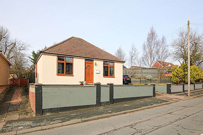 3 Bedroom Detached Bungalow For Sale In New Cheveley Road, Newmarket, CB8