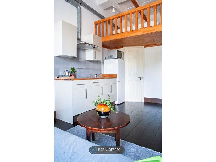 Studio To Rent In Edgware Road, London, NW2