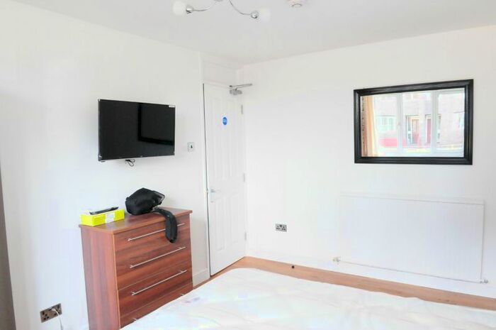 5 Bedroom Flat To Rent In Dowdeswell Close, London, SW15