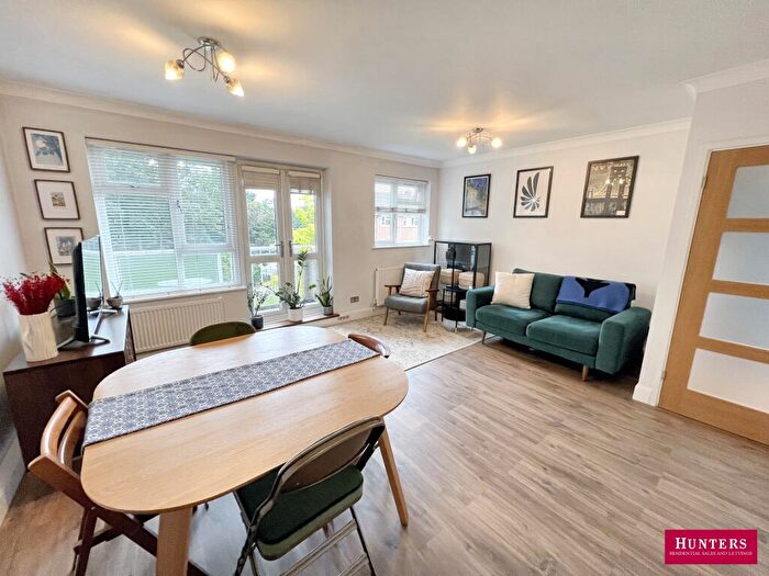 1 Bedroom Apartment For Sale In Springbank, London, Greater London, N21
