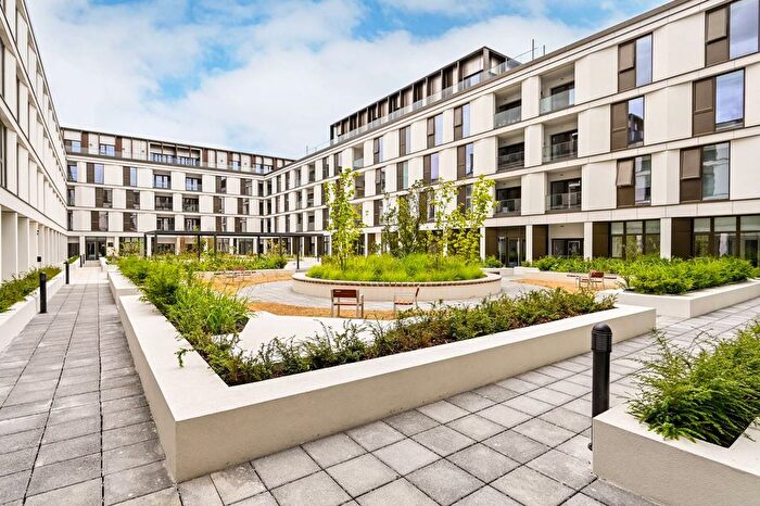 2 Bedroom Flat To Rent In Walton Court, Walton-On-Thames, KT12