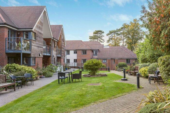 1 Bedroom Apartment To Rent In Mandeville Court, Darkes Lane, Potters Bar, EN6