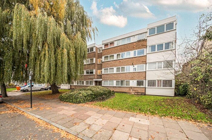 2 Bedroom Flat For Sale In Maidstone Road, London, N11