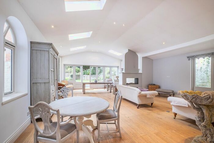 3 Bedroom Flat To Rent In Constance Close, London, SW15