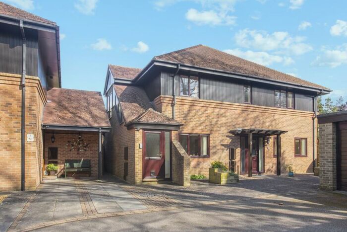 3 Bedroom Flat To Rent In Baytree Close Chichester, PO19