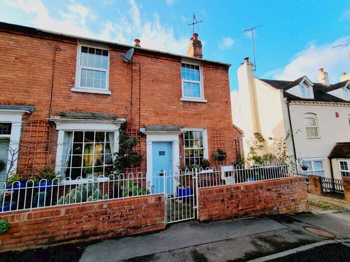 3 Bedroom Semi-Detached House For Sale In The Village Hartlebury, DY11