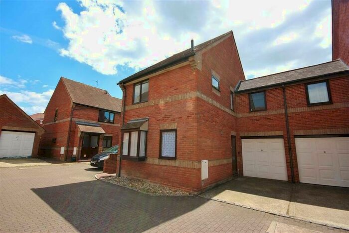 3 Bedroom Semi-Detached House To Rent In Stirlings Road, Wantage, Oxfordshire, OX12