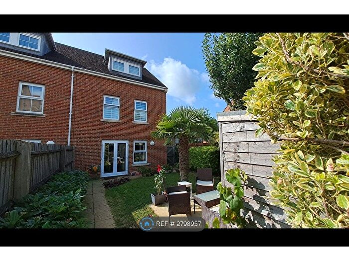 4 Bedroom Semi-Detached House To Rent In Magdalene Gardens, London, N20