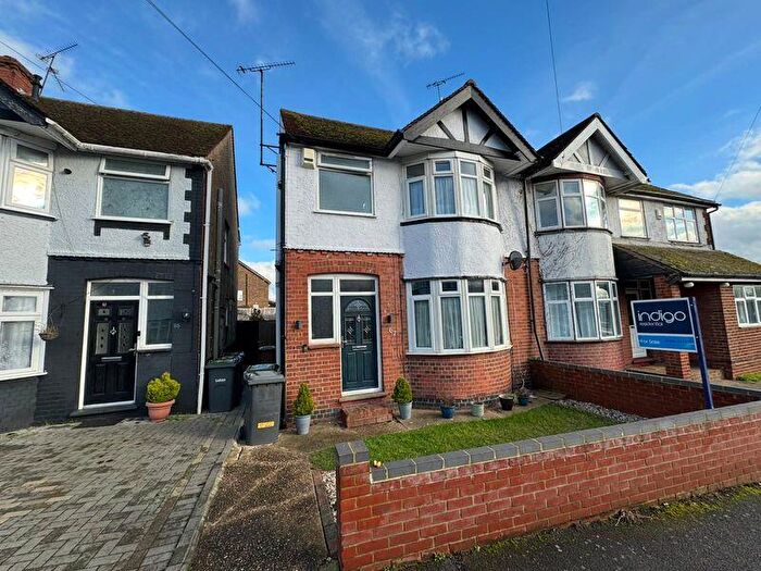 3 Bedroom Semi Detached House For Sale In Grosvenor Road, Luton, LU3