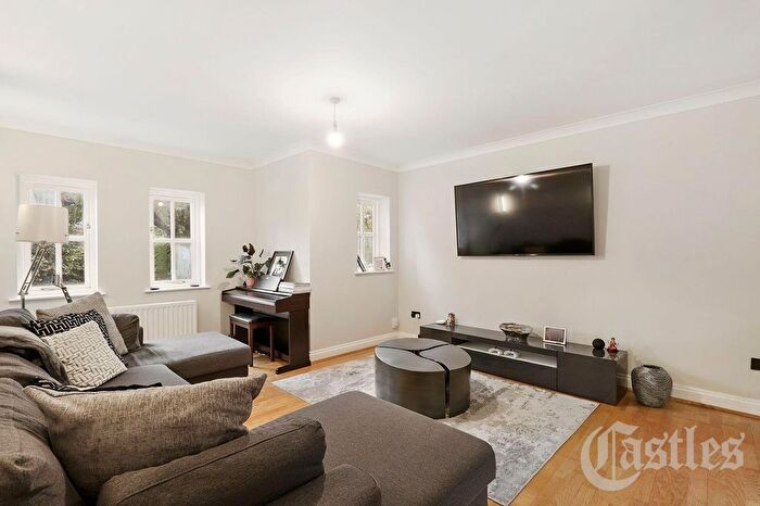 2 Bedroom Flat For Sale In Maybury Mews, Stanhope Road, N6