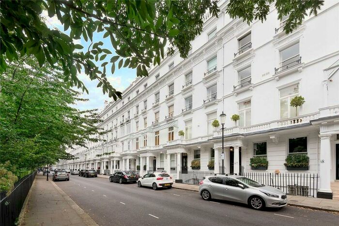 3 Bedroom Flat To Rent In Cadogan Place, London, SW1X