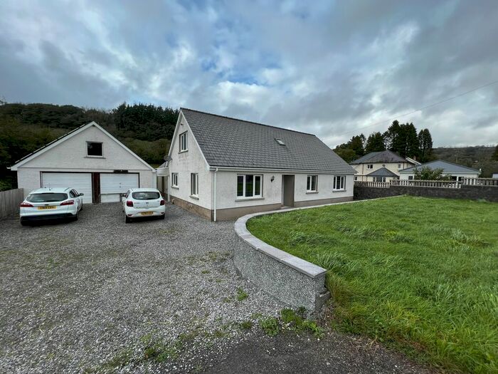5 Bedroom Bungalow To Rent In Alltwalis Road, Alltwalis, Carmarthenshire, SA32