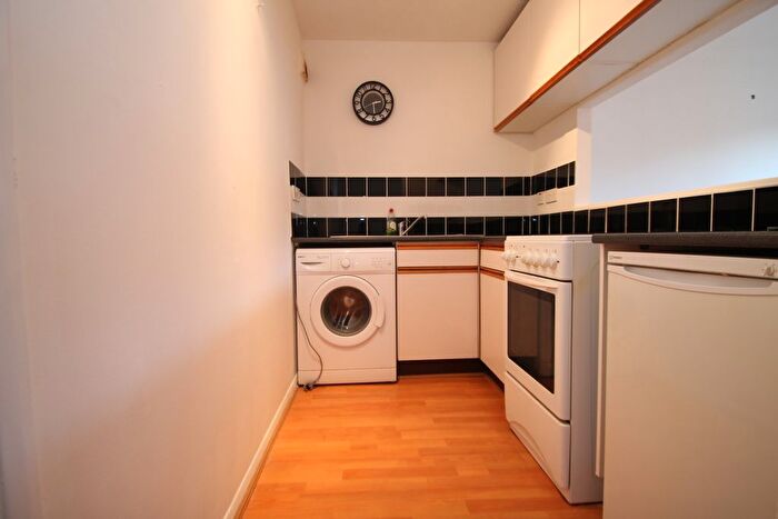 1 Bedroom Flat To Rent In Goosens Close, Sutton, SM1