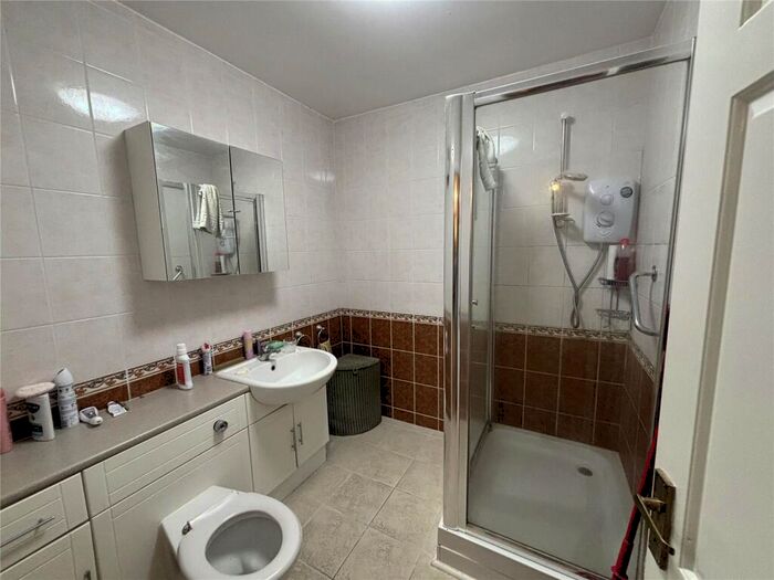 2 Bedroom Flat For Sale In Clifton Road, Gravesend, Kent, DA11