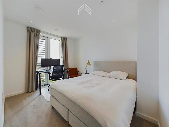 2 Bedroom Apartment To Rent In Bouchon Point, London, E1