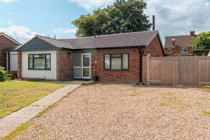 2 Bedroom Detached Bungalow To Rent In Saffron Close, Earley, Reading, RG6