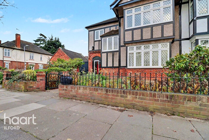 3 Bedroom End Of Terrace House To Rent In The Drive, Ilford, IG1