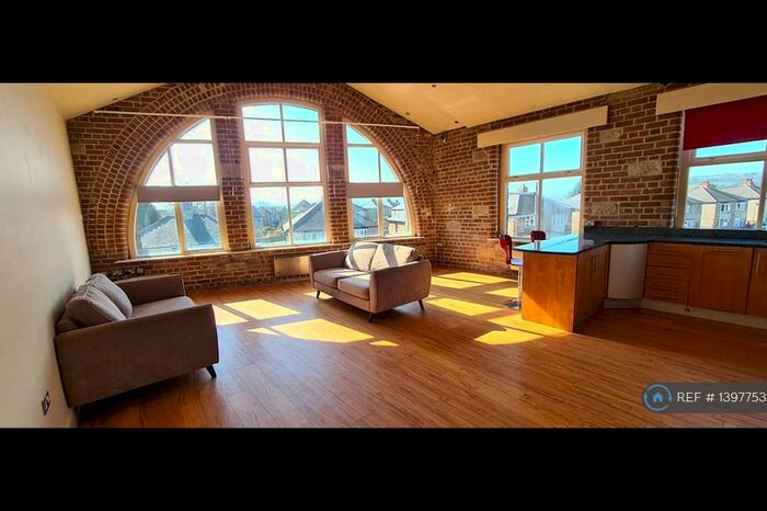 2 Bedroom Flat To Rent In Gladstone's Corner, Huddersfield, HD3