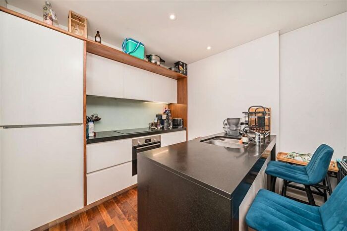 2 Bedroom Flat To Rent In Balham Grove, Balham, SW12