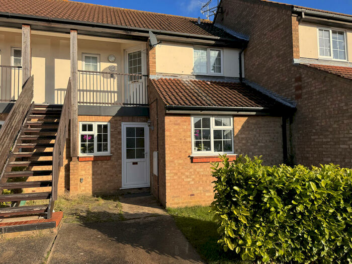 2 Bedroom Flat To Rent In Moat Rise, Rayleigh, SS6