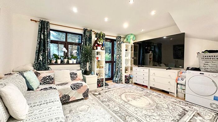 3 Bedroom Semi-detached House For Sale In Nightingale Way, London, E6